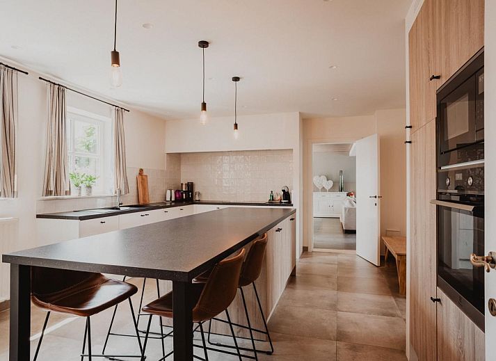 Ruime eetkamer in Caprice - Maldegem, vakantiehuis in Oost-Vlaanderen, ideaal voor familiediners en gezellige avonden.