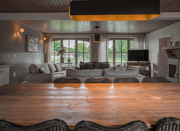 Ruime eetkamer in Caprice - Maldegem, vakantiehuis in Oost-Vlaanderen, ideaal voor familiediners en gezellige avonden.