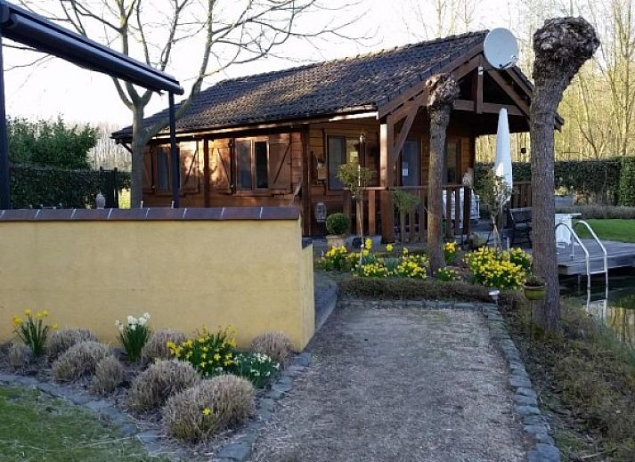 Charmantes Chalet Au Repeau in Moerzeke, Ostflandern, mit bluehendem Garten und Terrasse.