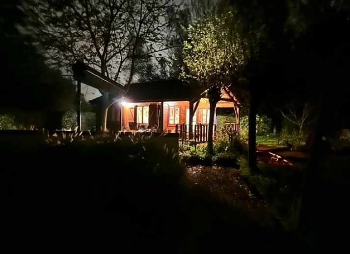 Charmantes Chalet Au Repeau in Moerzeke, Ostflandern, mit bluehendem Garten und Terrasse.