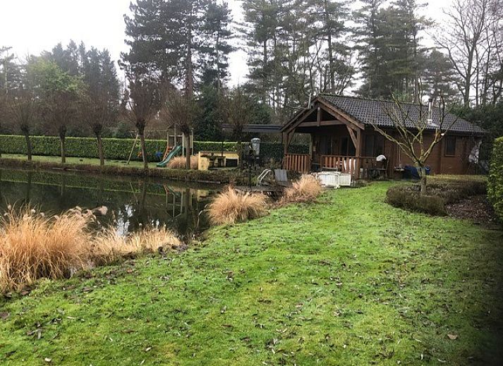 Charmantes Chalet Au Repeau in Moerzeke, Ostflandern, mit bluehendem Garten und Terrasse.