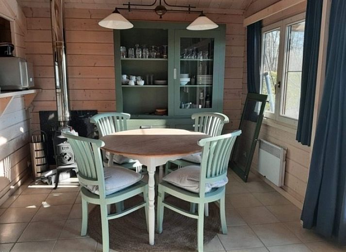 Charmantes Chalet Au Repeau in Moerzeke, Ostflandern, mit bluehendem Garten und Terrasse.