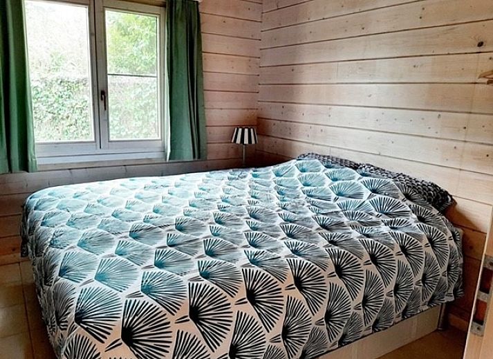 Charmantes Chalet Au Repeau in Moerzeke, Ostflandern, mit bluehendem Garten und Terrasse.