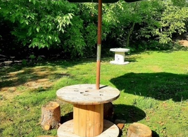 Abendliche Ansicht des Chalets Au Repeau in Moerzeke, Ostflandern, stimmungsvoll beleuchtet in der Natur.