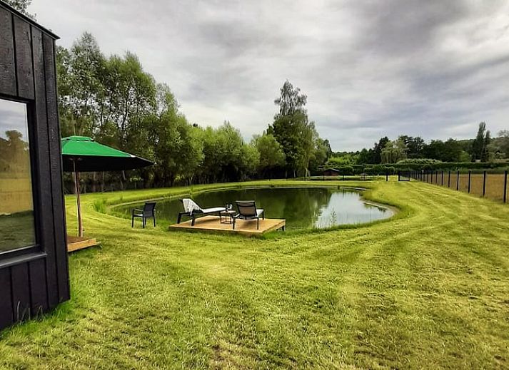 Ferienhaus in Moerzeke, Ostflandern, Ferienhaus mit Terrasse am Teich, umgeben von Natur.