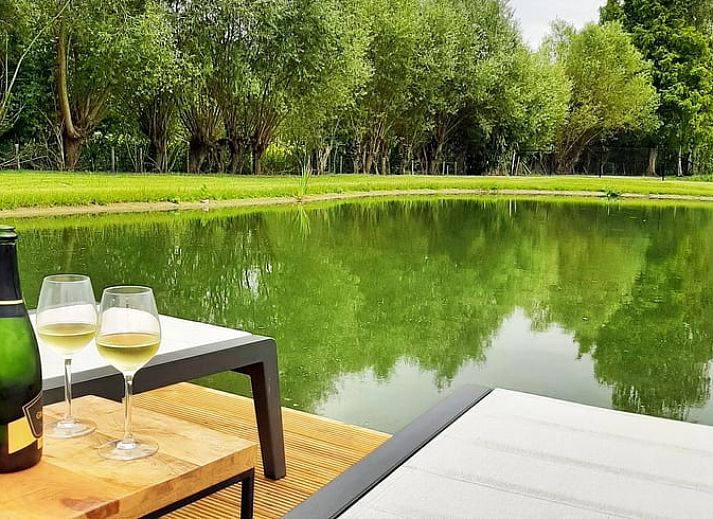 Gemuetliche Essecke im Ferienhaus in Moerzeke, Hamme, mit moderner Kueche und Gartenblick.