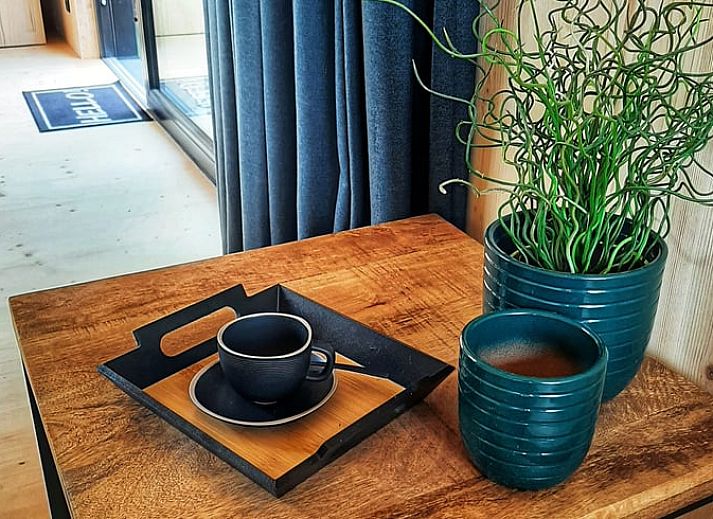 Offener Wohn- und Schlafraum im Cottage in Moerzeke, Ostflandern, mit Blick auf die gruene Landschaft.