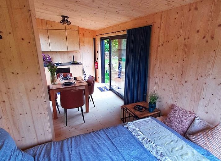 Gemuetliches Schlafzimmer im Ferienhaus in Moerzeke, Hamme, mit Holzinterieur und Blick auf die Natur.