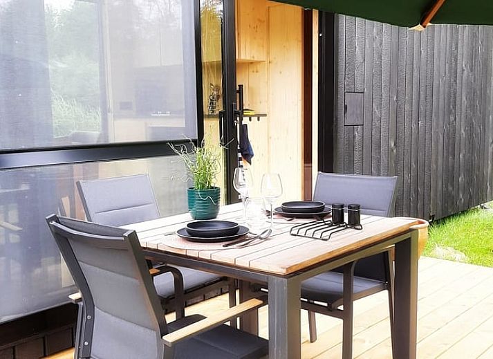 Ruhige Umgebung im Ferienhaus in Moerzeke, Ostflandern, mit Teich und gruenen Feldern.