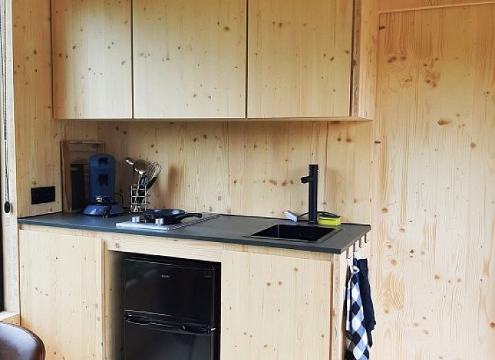 Black Pearl vacation home in Moerzeke, East Flanders, with sunny terrace and pond view.