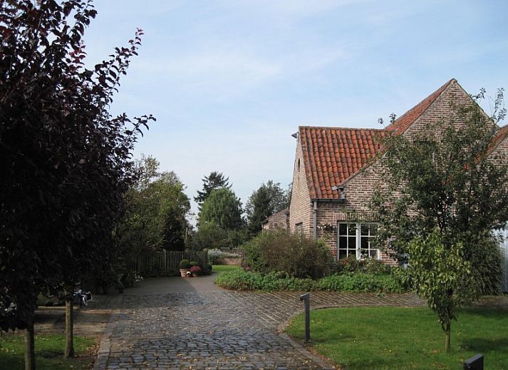 Charmante gevel van Kerselarenhof bed and breakfast in Waarschoot, Oost-Vlaanderen, omgeven door groene natuur.