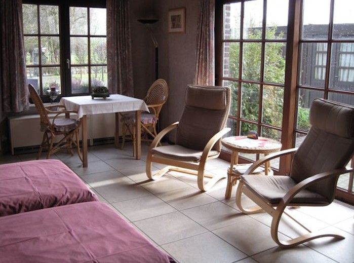 Charmante gevel van Kerselarenhof bed and breakfast in Waarschoot, Oost-Vlaanderen, omgeven door groene natuur.