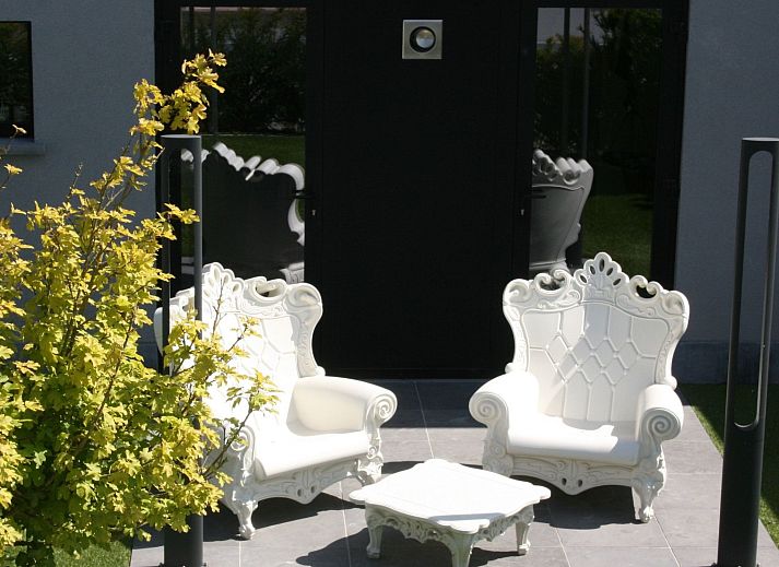 Relax in the luxurious wellness area of Holiday Home Einzigartiger Wellness-Bauernhof in Wichelen, East Flanders. Enjoy ultimate comfort.