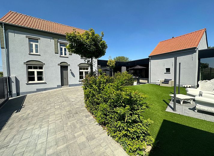 Relax in the luxurious wellness area of Holiday Home Einzigartiger Wellness-Bauernhof in Wichelen, East Flanders. Enjoy ultimate comfort.