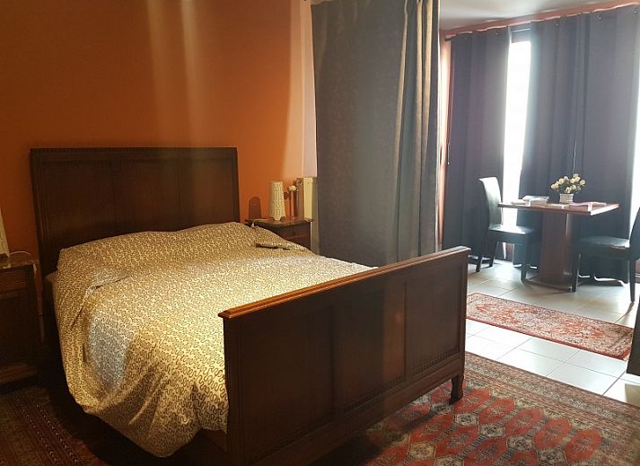 Veranda im Holiday home d'Eenaemsche Vierschaere in Oudenaarde, Ferienhaus mit Holzmoebeln und Pflanzen.