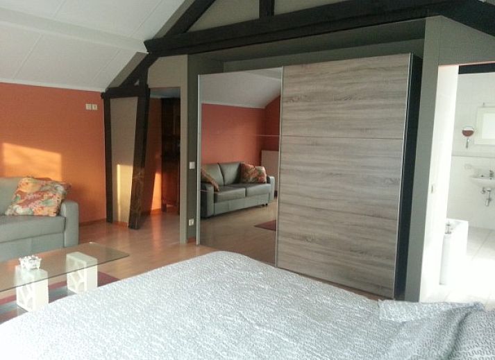 Veranda im Holiday home d'Eenaemsche Vierschaere in Oudenaarde, Ferienhaus mit Holzmoebeln und Pflanzen.