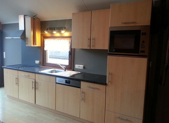 Veranda im Holiday home d'Eenaemsche Vierschaere in Oudenaarde, Ferienhaus mit Holzmoebeln und Pflanzen.