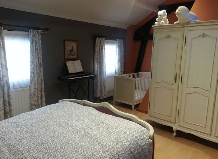 Luftaufnahme von Ferienhaus d'Eenaemsche Vierschaere in Oudenaarde, Ferienhaus mit Terrasse und Sonnenkollektoren.