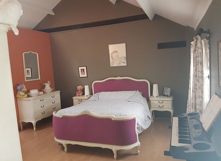 Luftaufnahme von Ferienhaus d'Eenaemsche Vierschaere in Oudenaarde, Ferienhaus mit Terrasse und Sonnenkollektoren.