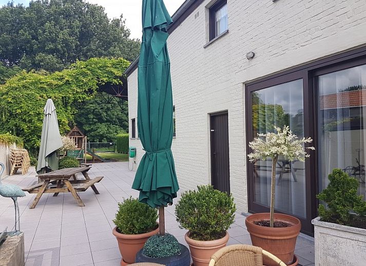 Luftaufnahme von Ferienhaus d'Eenaemsche Vierschaere in Oudenaarde, Ferienhaus mit Terrasse und Sonnenkollektoren.