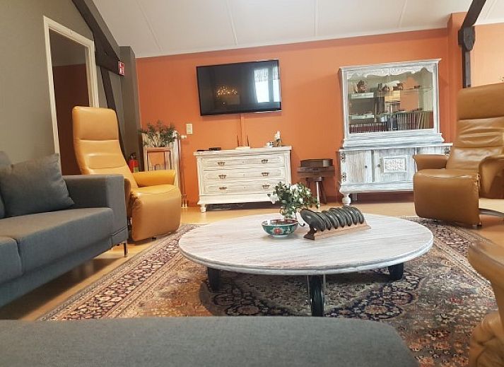 Luftaufnahme von Ferienhaus d'Eenaemsche Vierschaere in Oudenaarde, Ferienhaus mit Terrasse und Sonnenkollektoren.