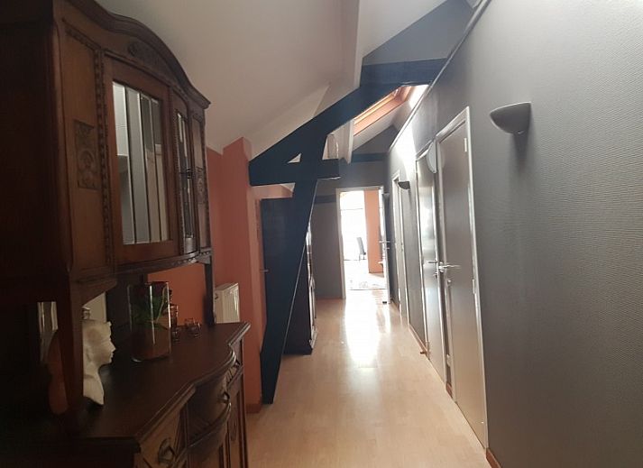 Luftaufnahme von Ferienhaus d'Eenaemsche Vierschaere in Oudenaarde, Ferienhaus mit Terrasse und Sonnenkollektoren.