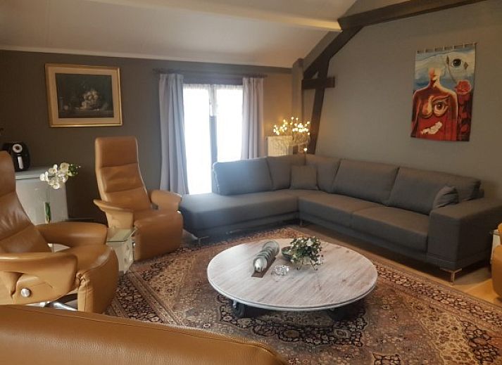 Gemuetliches Schlafzimmer im Ferienhaus d'Eenaemsche Vierschaere, Ferienhaus in Oudenaarde mit Holzbett und Teppich.