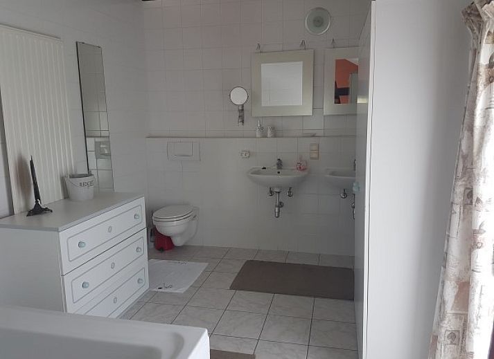 Gemuetliches Schlafzimmer im Ferienhaus d'Eenaemsche Vierschaere, Ferienhaus in Oudenaarde mit Holzbett und Teppich.