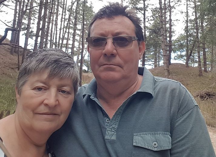 Gemuetliches Schlafzimmer im Ferienhaus d'Eenaemsche Vierschaere, Ferienhaus in Oudenaarde mit Holzbett und Teppich.