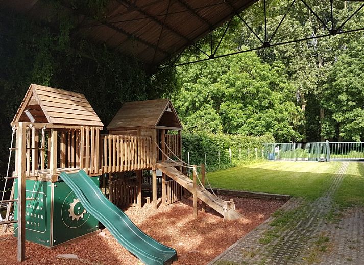 Geraeumiges Wohnzimmer im Holiday home d'Eenaemsche Vierschaere, Ferienhaus in Oudenaarde mit bequemen Sitzgelegenheiten.