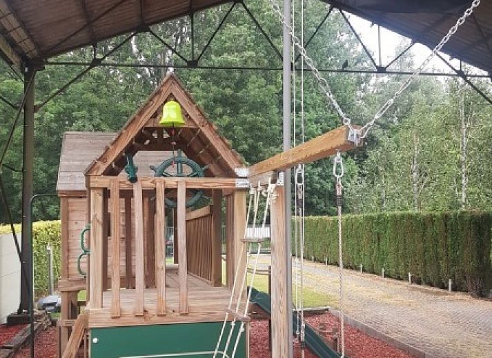 Geraeumiges Wohnzimmer im Holiday home d'Eenaemsche Vierschaere, Ferienhaus in Oudenaarde mit bequemen Sitzgelegenheiten.