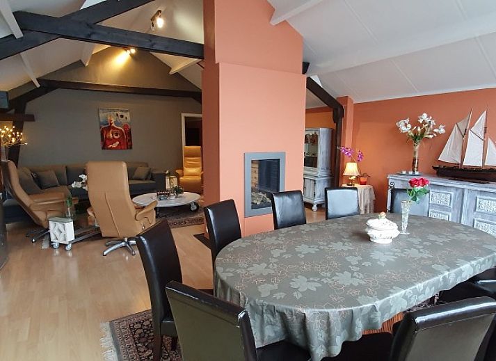 Geraeumiges Wohnzimmer im Holiday home d'Eenaemsche Vierschaere, Ferienhaus in Oudenaarde mit bequemen Sitzgelegenheiten.