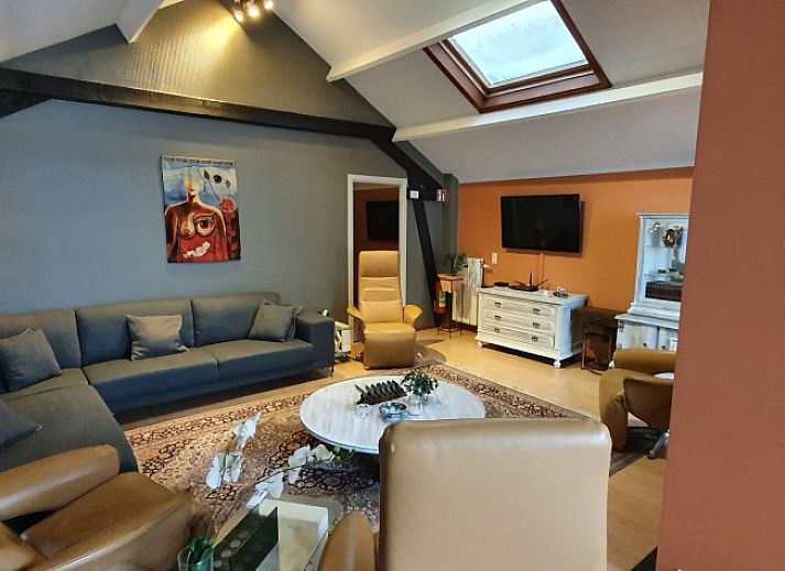 Geraeumiges Wohnzimmer im Holiday home d'Eenaemsche Vierschaere, Ferienhaus in Oudenaarde mit bequemen Sitzgelegenheiten.