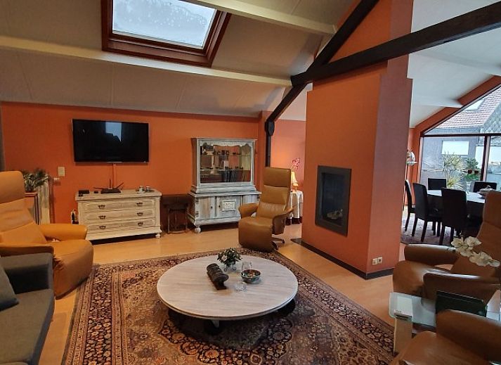 Geraeumiges Wohnzimmer im Holiday home d'Eenaemsche Vierschaere, Ferienhaus in Oudenaarde mit bequemen Sitzgelegenheiten.