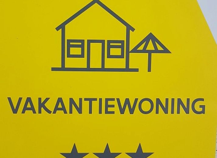 Moderne Kueche im Ferienhaus d'Eenaemsche Vierschaere, Ferienhaus in Oudenaarde mit Holzschraenken und Geraeten.