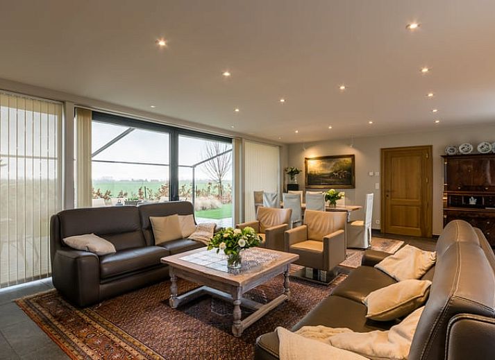 Ferienhaus in Sint-laureins, ein charmantes Ferienhaus in der gruenen Landschaft von Ostflandern, Belgien, mit moderner Architektur und ruhiger Umgebung.