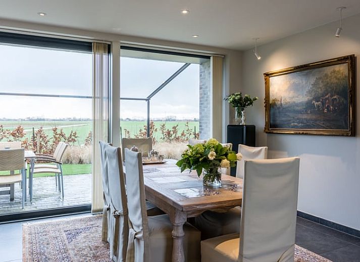 Ferienhaus in Sint-laureins, ein charmantes Ferienhaus in der gruenen Landschaft von Ostflandern, Belgien, mit moderner Architektur und ruhiger Umgebung.