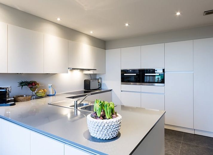 Ferienhaus in Sint-laureins, ein charmantes Ferienhaus in der gruenen Landschaft von Ostflandern, Belgien, mit moderner Architektur und ruhiger Umgebung.