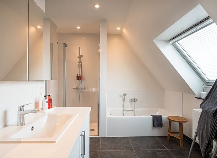 Gemuetliches Wohnzimmer von Cottage in Sint-laureins, Ferienhaus in Ostflandern mit Gartenblick und moderner Einrichtung.