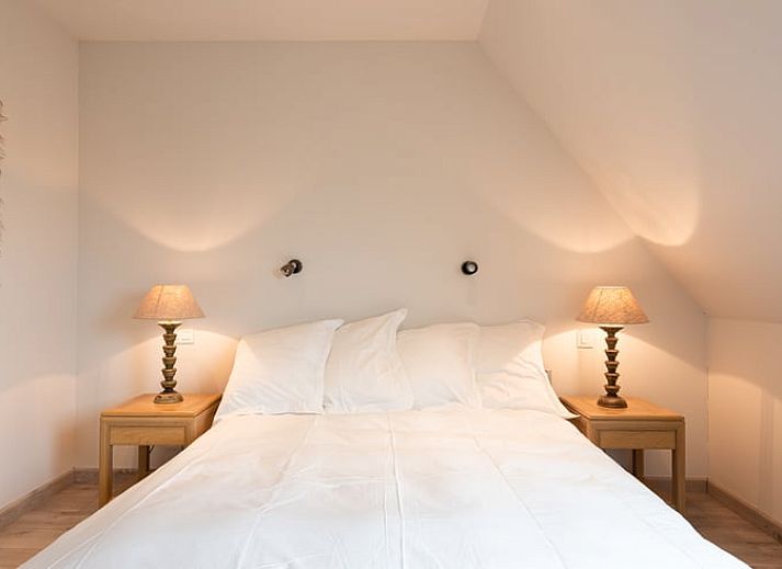 Gemuetliches Esszimmer von Huisje in Sint-laureins, einem Ferienhaus in Sint-Laureins, Ostflandern, mit Blick auf die gruene Landschaft.