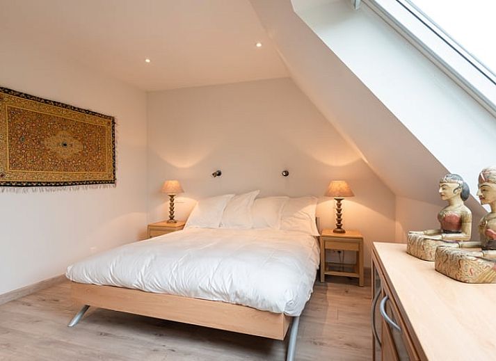 Gemuetliches Esszimmer von Huisje in Sint-laureins, einem Ferienhaus in Sint-Laureins, Ostflandern, mit Blick auf die gruene Landschaft.