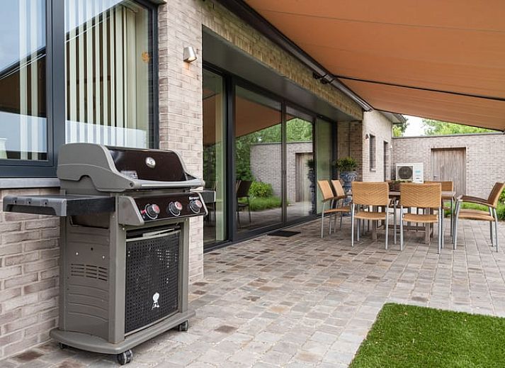 Moderne Kueche in Cottage in Sint-laureins, einem Ferienhaus in Sint-Laureins, Ostflandern, Belgien, mit schlichten weissen Schraenken und einer grosszuegigen Arbeitsflaeche.