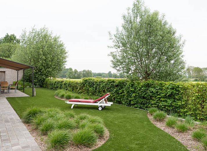 Moderne Kueche in Cottage in Sint-laureins, einem Ferienhaus in Sint-Laureins, Ostflandern, Belgien, mit schlichten weissen Schraenken und einer grosszuegigen Arbeitsflaeche.