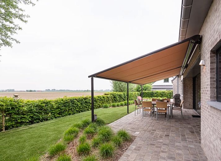 Moderne Kueche in Cottage in Sint-laureins, einem Ferienhaus in Sint-Laureins, Ostflandern, Belgien, mit schlichten weissen Schraenken und einer grosszuegigen Arbeitsflaeche.