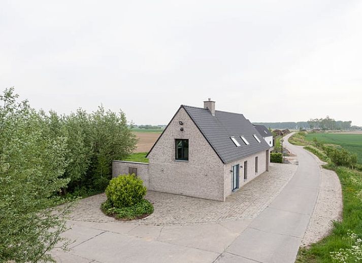 Moderne Kueche in Cottage in Sint-laureins, einem Ferienhaus in Sint-Laureins, Ostflandern, Belgien, mit schlichten weissen Schraenken und einer grosszuegigen Arbeitsflaeche.