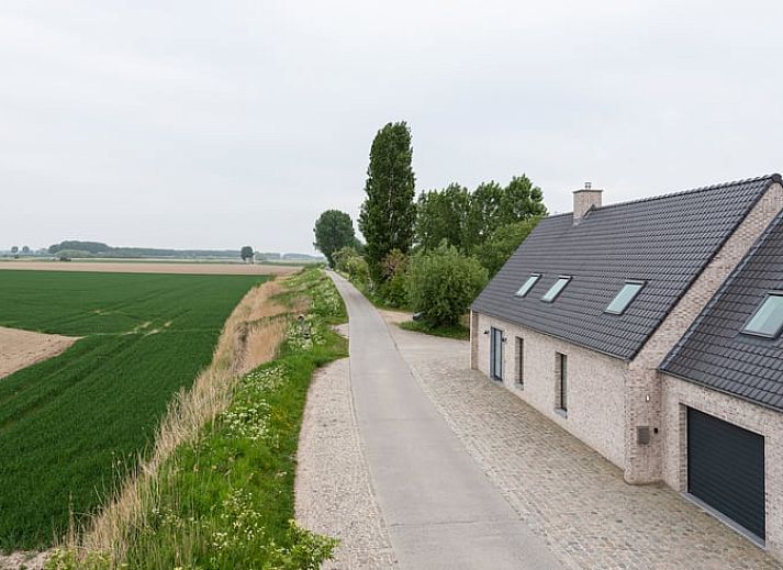 Gemuetliche Essecke in Cottage in Sint-laureins, Ferienhaus in Sint-Laureins, Ostflandern mit Blick auf gruene Felder.