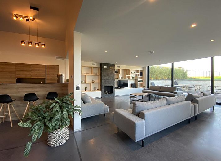 Stilvolles Wohnzimmer in der Villa Mareon, einem Ferienhaus in Maarkedal, Ostflandern, mit moderner Einrichtung und grosszuegiger Sitzecke.