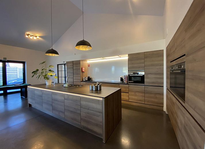 Stilvolles Wohnzimmer in der Villa Mareon, einem Ferienhaus in Maarkedal, Ostflandern, mit moderner Einrichtung und grosszuegiger Sitzecke.