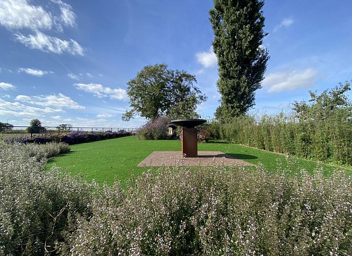 Spielplatz im Garten der Villa Mareon, Ferienhaus in Maarkedal, Ostflandern, mit Holzspielgeraeten fuer Kinder.