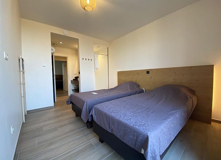 Moderne Kueche in der Villa Mareon, einem Ferienhaus in Maarkedal, Ostflandern, mit eleganten Holzoberflaechen und grosszuegiger Raumaufteilung.